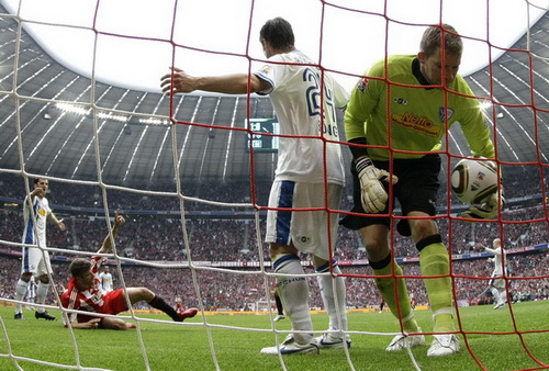 德国主场逆转捷克，穆勒晃出帽子戏法的简单介绍